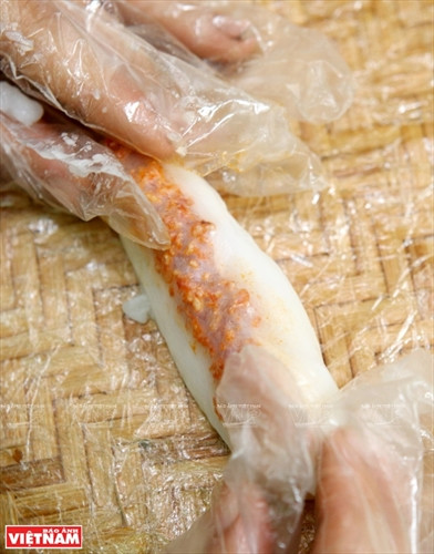Sau đó phần nhân được cuốn khéo trong lớp vỏ bánh tráng. Sau đó phần nhân được cuốn khéo trong lớp vỏ bánh tráng.
