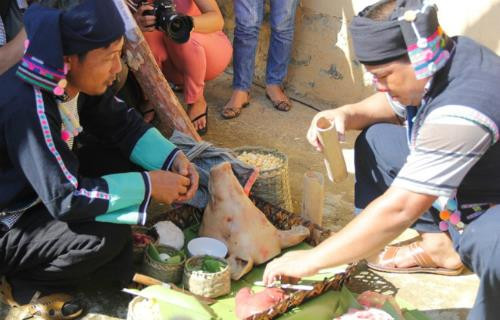 Tục xem bói gan lợn đầu năm của người Hà Nhì. Ảnh: Theo vnexpress.net Tục xem bói gan lợn đầu năm của người Hà Nhì. Ảnh: Theo vnexpress.net