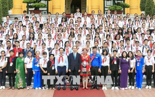 Chủ tịch nước Trần Đại Quang với các đại biểu là Chỉ huy Đội giỏi. Ảnh: Nhan Sáng-TTXVN Chủ tịch nước Trần Đại Quang với các đại biểu là Chỉ huy Đội giỏi. Ảnh: Nhan Sáng-TTXVN