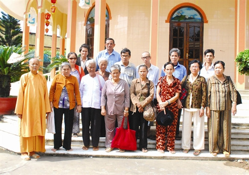 Cô Chu với những người nghèo được đưa đi mổ đục thủy tinh thể