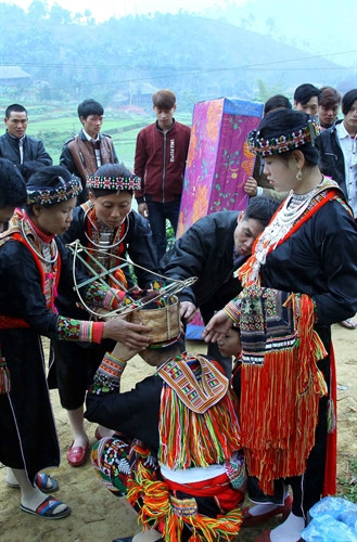 Chỉnh trang lại trang phục. Chỉnh trang lại trang phục.