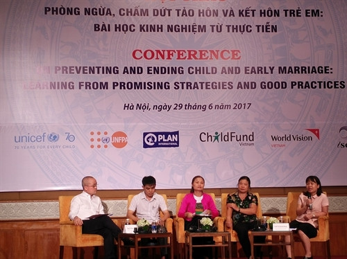 Các diễn giả trực tiếp tại địa phương tham gia giảm thiểu nạn tảo hôn thảo luận tại Hội thảo Các diễn giả trực tiếp tại địa phương tham gia giảm thiểu nạn tảo hôn thảo luận tại Hội thảo