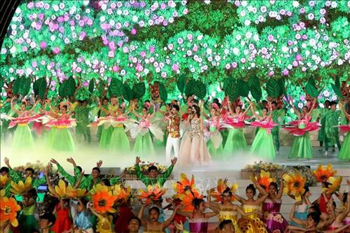 Các tiết mục nghệ thuật đặc sắc trong đêm khai mạc lễ hội. Ảnh: Nhật Anh - TTXVN Các tiết mục nghệ thuật đặc sắc trong đêm khai mạc lễ hội. Ảnh: Nhật Anh - TTXVN