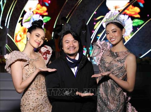 Hoa hậu thế giới 2019 Megan Young, Tổng đạo diễn Hoàng Nhật Nam và Hoa hậu Lương Thùy Linh - Đại sứ Festival hoa Đà Lạt (từ trái sang). Ảnh: Nhật Anh - TTXVN Hoa hậu thế giới 2019 Megan Young, Tổng đạo diễn Hoàng Nhật Nam và Hoa hậu Lương Thùy Linh - Đại sứ Festival hoa Đà Lạt (từ trái sang). Ảnh: Nhật Anh - TTXVN