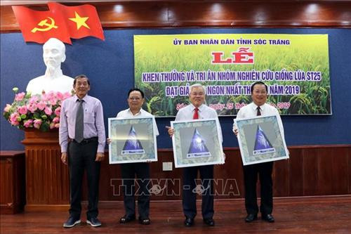 Kỹ sư Hồ Quang Cua tặng biểu trưng gạo ngon nhất thế giới cho lãnh đạo tỉnh ủy, UBND tỉnh. Ảnh: Trung Hiếu - TTXVN Kỹ sư Hồ Quang Cua tặng biểu trưng gạo ngon nhất thế giới cho lãnh đạo tỉnh ủy, UBND tỉnh. Ảnh: Trung Hiếu - TTXVN