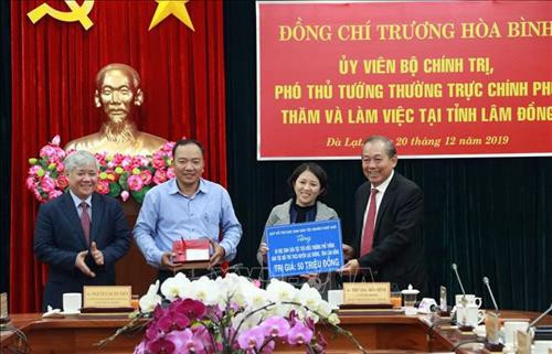 Phó thủ tướng Trương Hòa Bình thay mặt Ủy ban Dân tộc của Quốc hội và Quỹ hỗ trợ học sinh nghèo vượt khó Trung ương đã trao 100 suất quà tặng cho các hộ đồng bào dân tộc thiểu số nghèo Lâm Đồng. Ảnh: Chu Quốc Hùng -TTXVN Phó thủ tướng Trương Hòa Bình thay mặt Ủy ban Dân tộc của Quốc hội và Quỹ hỗ trợ học sinh nghèo vượt khó Trung ương đã trao 100 suất quà tặng cho các hộ đồng bào dân tộc thiểu số nghèo Lâm Đồng. Ảnh: Chu Quốc Hùng -TTXVN