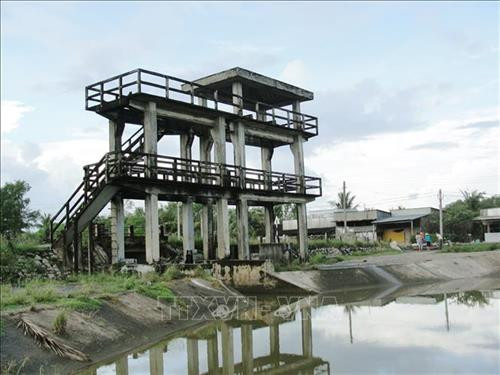 Tích cực vận hành hệ thống cống, tích trữ nước ngọt, ngăn mặn nhằm đảm bảo một vụ sản xuất thành công. Ảnh: Chanh Đa-TTXVN Tích cực vận hành hệ thống cống, tích trữ nước ngọt, ngăn mặn nhằm đảm bảo một vụ sản xuất thành công. Ảnh: Chanh Đa-TTXVN