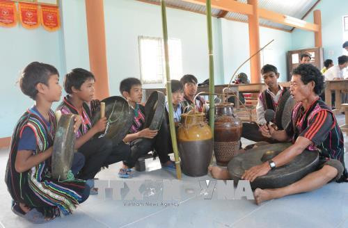 Ông Y’ Quyết Liêng dạy các thế hệ trẻ cách đánh cồng chiêng của người M’nông. Ảnh: Tuấn Anh – TTXVN Ông Y’ Quyết Liêng dạy các thế hệ trẻ cách đánh cồng chiêng của người M’nông. Ảnh: Tuấn Anh – TTXVN