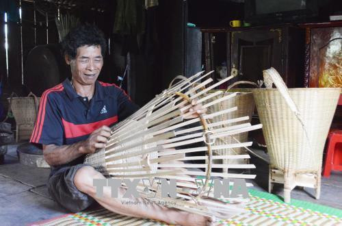 Ông Y’ Quyết Liêng đan gùi truyền thống của người M’nông. Ảnh: Tuấn Anh – TTXVN Ông Y’ Quyết Liêng đan gùi truyền thống của người M’nông. Ảnh: Tuấn Anh – TTXVN
