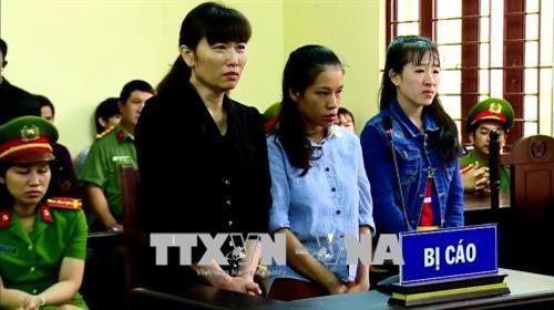 Các bị cáo nghe Tòa tuyên án. Ảnh: Thành Chung - TTXVN