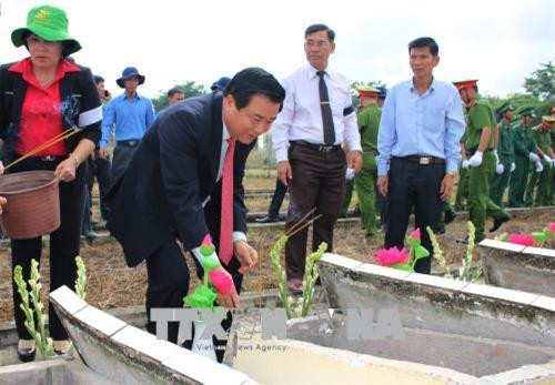 Bí thư Tỉnh ủy Long An Phạm Văn Rạnh thắp hương tại phần mộ các liệt sỹ. Ảnh: Bùi Giang – TTXVN