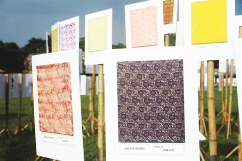 Làng lụa vạn Phúc giới thiệu một số mẫu hoa văn