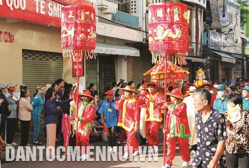 Lễ hội Nghinh Ông thu hút hàng nghìn người dân địa phương và du khách tham gia. Ảnh: Nguyễn Thanh Múa Rồng trong những ngày diễn ra lễ hội. Ảnh: Nguyễn Thanh Phần diễu hành của các Hội quán người Hoa. Ảnh: Nguyễn Thanh Biểu diễn văn nghệ trên các trục đường chính của thành phố Phan Thiết. Ảnh: Nguyễn Thanh Lễ hội Nghinh Ông thu hút hàng nghìn người dân địa phương và du khách tham gia. Ảnh: Nguyễn Thanh Múa Rồng trong những ngày diễn ra lễ hội. Ảnh: Nguyễn Thanh Phần diễu hành của các Hội quán người Hoa. Ảnh: Nguyễn Thanh Biểu diễn văn nghệ trên các trục đường chính của thành phố Phan Thiết. Ảnh: Nguyễn Thanh