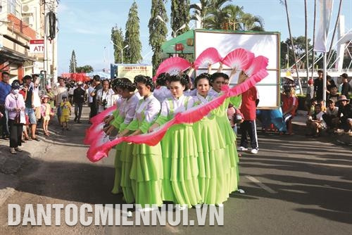 Lễ hội Nghinh Ông thu hút hàng nghìn người dân địa phương và du khách tham gia. Ảnh: Nguyễn Thanh Múa Rồng trong những ngày diễn ra lễ hội. Ảnh: Nguyễn Thanh Phần diễu hành của các Hội quán người Hoa. Ảnh: Nguyễn Thanh Biểu diễn văn nghệ trên các trục đường chính của thành phố Phan Thiết. Ảnh: Nguyễn Thanh Lễ hội Nghinh Ông thu hút hàng nghìn người dân địa phương và du khách tham gia. Ảnh: Nguyễn Thanh Múa Rồng trong những ngày diễn ra lễ hội. Ảnh: Nguyễn Thanh Phần diễu hành của các Hội quán người Hoa. Ảnh: Nguyễn Thanh Biểu diễn văn nghệ trên các trục đường chính của thành phố Phan Thiết. Ảnh: Nguyễn Thanh