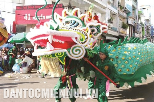 Lễ hội Nghinh Ông thu hút hàng nghìn người dân địa phương và du khách tham gia. Ảnh: Nguyễn Thanh Múa Rồng trong những ngày diễn ra lễ hội. Ảnh: Nguyễn Thanh Phần diễu hành của các Hội quán người Hoa. Ảnh: Nguyễn Thanh Biểu diễn văn nghệ trên các trục đường chính của thành phố Phan Thiết. Ảnh: Nguyễn Thanh Lễ hội Nghinh Ông thu hút hàng nghìn người dân địa phương và du khách tham gia. Ảnh: Nguyễn Thanh Múa Rồng trong những ngày diễn ra lễ hội. Ảnh: Nguyễn Thanh Phần diễu hành của các Hội quán người Hoa. Ảnh: Nguyễn Thanh Biểu diễn văn nghệ trên các trục đường chính của thành phố Phan Thiết. Ảnh: Nguyễn Thanh