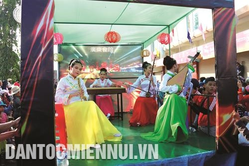 Lễ hội Nghinh Ông thu hút hàng nghìn người dân địa phương và du khách tham gia. Ảnh: Nguyễn Thanh Múa Rồng trong những ngày diễn ra lễ hội. Ảnh: Nguyễn Thanh Phần diễu hành của các Hội quán người Hoa. Ảnh: Nguyễn Thanh Biểu diễn văn nghệ trên các trục đường chính của thành phố Phan Thiết. Ảnh: Nguyễn Thanh Lễ hội Nghinh Ông thu hút hàng nghìn người dân địa phương và du khách tham gia. Ảnh: Nguyễn Thanh Múa Rồng trong những ngày diễn ra lễ hội. Ảnh: Nguyễn Thanh Phần diễu hành của các Hội quán người Hoa. Ảnh: Nguyễn Thanh Biểu diễn văn nghệ trên các trục đường chính của thành phố Phan Thiết. Ảnh: Nguyễn Thanh