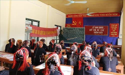 Quang cảnh lớp học xóa mù chữ tại thôn 4 Vàn, xã Phúc Lợi, huyện Lục Yên. Ảnh: Đinh Thùy-TTXVN Quang cảnh lớp học xóa mù chữ tại thôn 4 Vàn, xã Phúc Lợi, huyện Lục Yên. Ảnh: Đinh Thùy-TTXVN