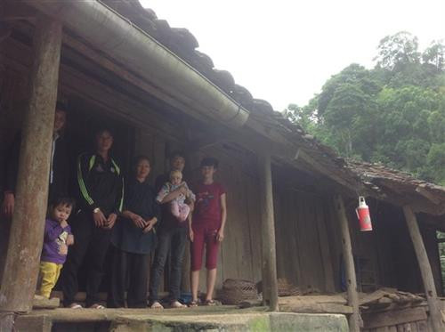 Các thế hệ gia đình ông Lô Văn Thàng, xóm Cả Thổ, xã Thượng Thôn cùng sinh sống trong ngôi nhà sàn 9 gian.