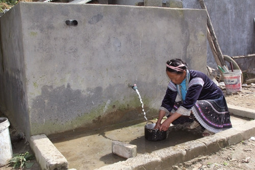 Đồng bào dân tộc thiểu số vùng cao được sử dụng nước hợp vệ sinh trong sinh hoạt. Đồng bào dân tộc thiểu số vùng cao được sử dụng nước hợp vệ sinh trong sinh hoạt.