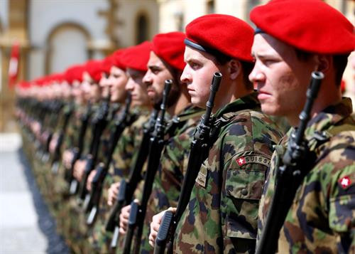 Không được đặt tên ngớ ngẩn cho con: Pháp luật Thụy Sĩ yêu cầu các bậc phụ huynh phải cân nhắc đến tương lai đứa trẻ khi đặt tên cho con. Trong đó, bố mẹ không được phép đặt những tên gọi có thể làm tổn hại tới cuộc sống của đứa trẻ hay xúc phạm một bên nào đó. Ảnh: Travel Mamas. Không được đứng tiểu sau 22h: Điều luật này được áp dụng với nam giới, do hành động này gây ra quá nhiều tiếng động và có thể khiến các công dân khác tỉnh giấc. Ngoài ra, một số khu nhà còn quy định không được xả toilet sau 22h để tránh ảnh hưởng tới người cùng khu. Sau “giờ vàng” này, nếu sập cửa ôtô mạnh, bạn cũng sẽ bị phạt. Ảnh: Shutterstock. Phải đóng thuế cho chó: Ở Thụy Sĩ, chủ nhân phải đóng thuế cho cún cưng của mình. Một số bang thu mức thuế chung, số khác quy định thuế theo kích cỡ và trọng lượng của con vật. Ảnh: Switzerland Tourism. Phải có bạn chơi cho thú nuôi: Từ năm 2005, Thụy Sĩ đã thông qua luật đảm bảo rằng những “động vật xã hội” (ví dụ như chuột lang hay cá vàng) phải có bạn cùng loài và không bị nhốt trong lồng quá nhỏ. Ảnh: Fact Retriever. Không được tái chế vào chủ nhật: Người Thụy Sĩ tự hào là một trong những quốc gia giỏi tái chế nhất thế giới. Tuy nhiên, nếu đem rác thải cần tái chế bỏ vào các thùng công cộng trong ngày chủ nhật, bạn sẽ bị phạt tiền và bị tạm giam vài ngày. Ảnh: Newly Swissed. Không được xén cỏ vào chủ nhật: Đây là một phần trong chiến dịch chống tiếng ồn quá mức. Trong đó, người dân không được sử dụng máy xén cỏ vào chủ nhật để tránh gây ồn ào, phá hỏng ngày nghỉ ngơi của người khác. Việc tự rửa xe ở nhà vào ngày cuối tuần cũng bị cấm. Ảnh: Askmen. Phải có nơi trú ẩn tránh hạt nhân: Mọi ngôi nhà ở Thụy Sĩ đều phải có hoặc có khả năng tiếp cận một khu tránh bom nguyên tử. Ảnh: Daily Mail. Cấm tuyên chiến với nước khác: Theo luật pháp quy định, không công dân Thụy Sĩ nào có quyền tuyên bố chiến tranh với các quốc gia khác. Ảnh: The Atlantic.