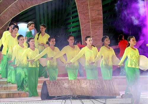 Chương trình nghệ thuật tại đêm khai mạc Lễ hội Dừa Bến Tre lần thứ V. Ảnh: Trọng Đức - TTXVN Chương trình nghệ thuật tại đêm khai mạc Lễ hội Dừa Bến Tre lần thứ V. Ảnh: Trọng Đức - TTXVN