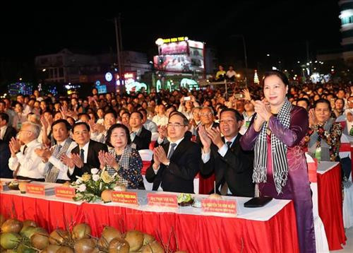 Chủ tịch Quốc hội Nguyễn Thị Kim Ngân và các đại biểu dự khai mạc Lễ hội Dừa tỉnh Bến Tre lần thứ V. Ảnh: Trọng Đức – TTXVN Chủ tịch Quốc hội Nguyễn Thị Kim Ngân và các đại biểu dự khai mạc Lễ hội Dừa tỉnh Bến Tre lần thứ V. Ảnh: Trọng Đức – TTXVN