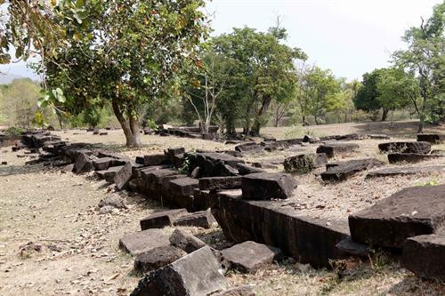 Cổng chính và mặt trước của ngôi đền hiện nay đã đổ nát. Ảnh: Phạm Kiên - Phóng viên TTXVN tại Lào Cổng chính và mặt trước của ngôi đền hiện nay đã đổ nát. Ảnh: Phạm Kiên - Phóng viên TTXVN tại Lào