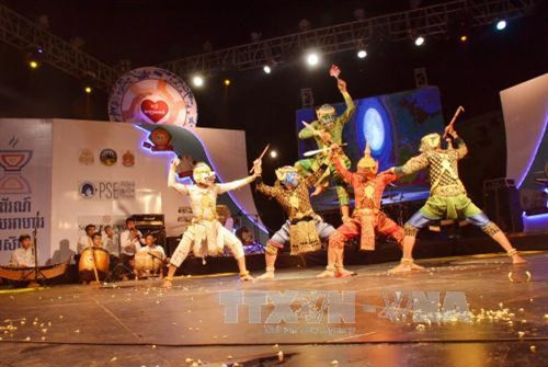 Tiết mục Múa Lakhon Khoal của chủ nhà Campuchia tham gia tại lễ hội. Ảnh: Danh Chanh Đa – TTXVN.