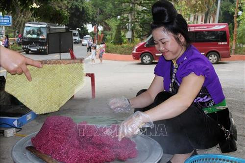 Bà con, nhân dân và bạn bè thập phương được trải nghiệm chế biến và thưởng thức ẩm thực của đồng bào dân tộc Thái ở Sơn La. Ảnh: Diệp Anh – TTXVN