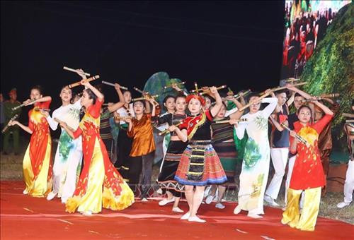 Chương trình biểu diễn nghệ thuật tại lễ hội. Ảnh: Thống Nhất- TTXVN Chương trình biểu diễn nghệ thuật tại lễ hội. Ảnh: Thống Nhất- TTXVN