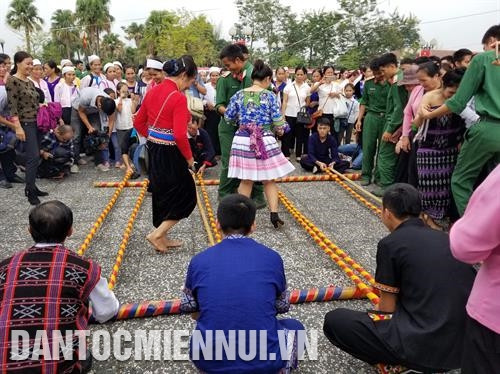 Du khách cùng đồng bào tham gia vui văn nghệ