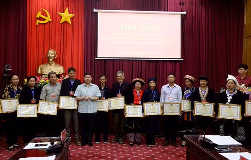 Người có uy tín tiêu biểu tỉnh Bắc Kạn nhận Bằng khen của Chủ tịch UBND tỉnh. Ảnh: danvan.vn