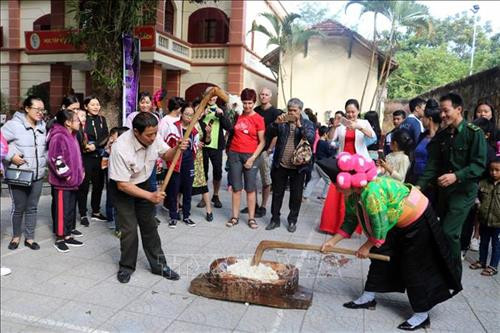 Tái hiện phong tục giã bánh dày của đồng bào dân tộc Mông. Ảnh: Diệp Anh - TTXVN