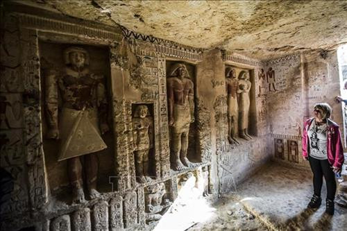Những bức tượng bên trong ngôi mộ cổ mới được phát hiện tại Saqqara, Ai Cập ngày 15/12/2018. Ảnh: AFP/ TTXVN Những bức tượng bên trong ngôi mộ cổ mới được phát hiện tại Saqqara, Ai Cập ngày 15/12/2018. Ảnh: AFP/ TTXVN