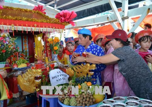 Ban trị sự lăng Ông tiến hành các nghi thức xin keo khi tàu ra đến biển. Ảnh: Huỳnh Thế Anh-TTXVN Ban trị sự lăng Ông tiến hành các nghi thức xin keo khi tàu ra đến biển. Ảnh: Huỳnh Thế Anh-TTXVN