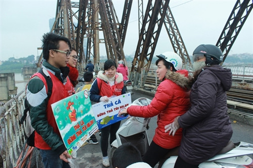Tết ông Công ông Táo, lại chuyện xả rác sông Hồng ảnh 2