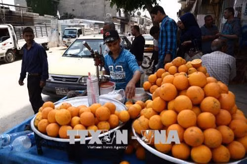 Cam được bày bán trên đường phố ở Afrin, Syria . Ảnh: AFP/ TTXVN