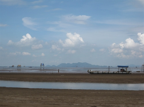 Chòi canh ngao của người dân địa phương ở Cồn Nổi. Chòi canh ngao của người dân địa phương ở Cồn Nổi.