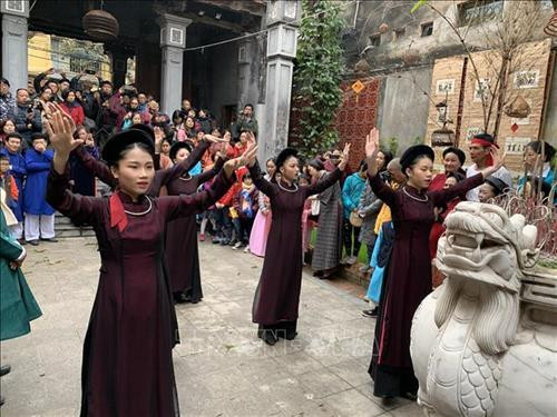 Trình diễn hát, múa cửa đình tại "Tết phố". Ảnh: Đinh Thuận - TTXVN