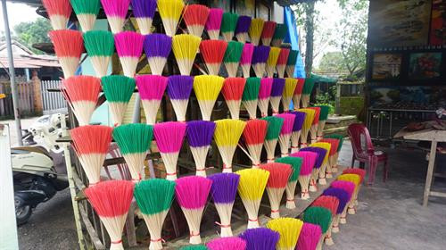 Những bó tăm hương đầy màu sắc rất ấn tượng với du khách