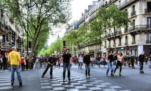 Khung cảnh phản ánh đúng chất của mùa xuân Paris: người dân tràn ra đường phố để vui chơi Khung cảnh phản ánh đúng chất của mùa xuân Paris: người dân tràn ra đường phố để vui chơi