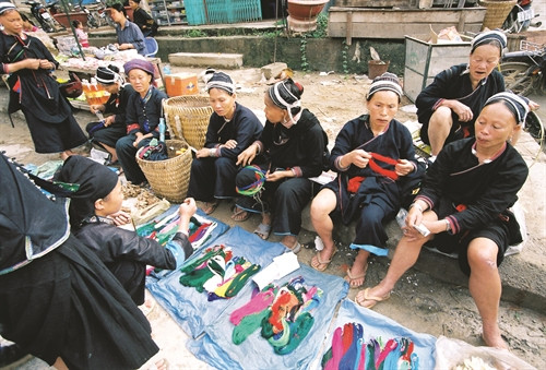 Hàng hóa mang đến chợ là những vật phẩm thiết yếu trong cuộc sống hàng ngày của bà con như: sợi chỉ, vải vóc...