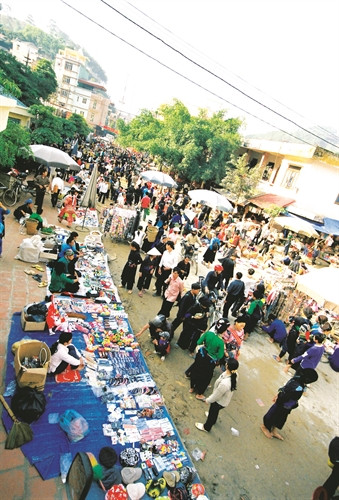 Chợ phiên Hoàng Su Phì giống như ngày hội bản làng