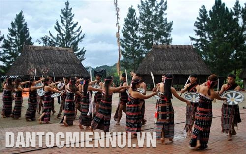 Mẹ em bé uống rượu cần chúc phước cho con. Ảnh: Hoàng Hải