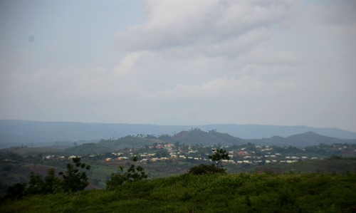 Nhìn từ xa, khu tái định cư Đắk Plao như một khu đô thị giữa đại ngàn Tây nguyên