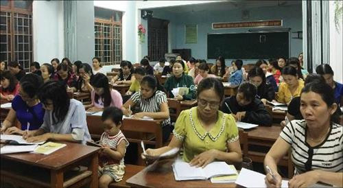 Nhiều giáo viên tranh thủ đến lớp học chữ Cơ tu. Ảnh: baothuathienhue.vn Nhiều giáo viên tranh thủ đến lớp học chữ Cơ tu. Ảnh: baothuathienhue.vn