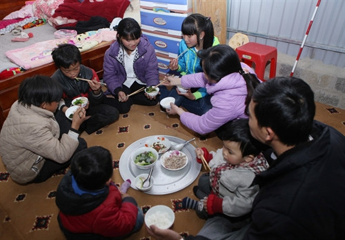 Sùng A Dùng, học sinh lớp 7A5 và Sùng A Hùng, học sinh lớp 8A4 được thầy hiệu trưởng đưa trở lại trường bố trí ăn tối cùng gia đình cô giáo chủ nhiệm. Sùng A Dùng, học sinh lớp 7A5 và Sùng A Hùng, học sinh lớp 8A4 được thầy hiệu trưởng đưa trở lại trường bố trí ăn tối cùng gia đình cô giáo chủ nhiệm.