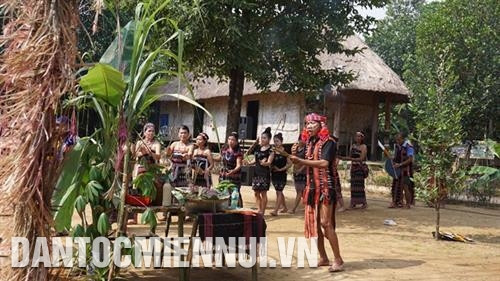 Thầy cúng báo cáo Yang về việc dựng cây nêu đã xong và tốt đẹp. Ảnh: Hoàng Hải