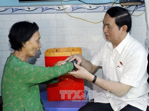 Chủ tịch nước Trần Đại Quang thăm, tặng quà cụ Nguyễn Thị Nhị là con liệt sỹ chống Pháp ở khu phố Giồng Ao, thị trấn Cần Thanh. Ảnh: Nhan Sáng - TTXVN. Chủ tịch nước Trần Đại Quang thăm, tặng quà cụ Nguyễn Thị Nhị là con liệt sỹ chống Pháp ở khu phố Giồng Ao, thị trấn Cần Thanh. Ảnh: Nhan Sáng - TTXVN.