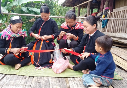 Phụ nữ Sán Chỉ xóm Khuổi Chủ, xã Thượng Hà, huyện Bảo Lạc giữ nghề truyền thống. Phụ nữ Sán Chỉ xóm Khuổi Chủ, xã Thượng Hà, huyện Bảo Lạc giữ nghề truyền thống.